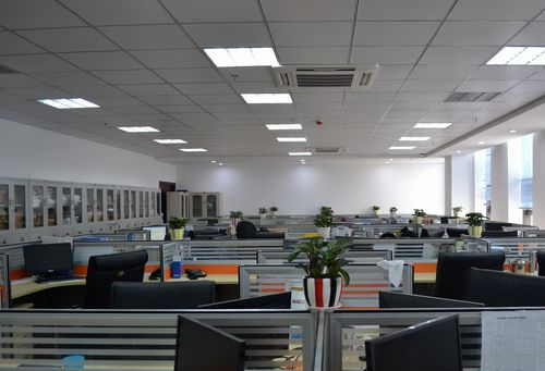 寒夜，2名大學生為抄近路誤入“野山”，民警緊急拉網式搜救尋人！