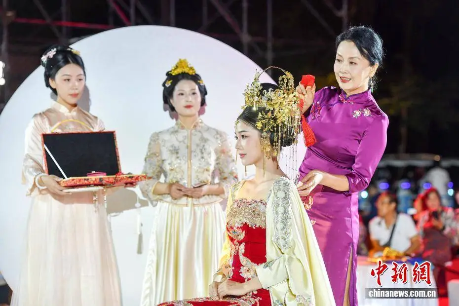 三亞天涯海角婚慶節上演中西婚俗秀