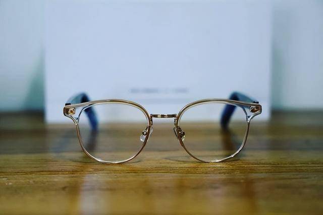 嚇人！眼鏡鏡片出現彩虹波紋，會傷眼？