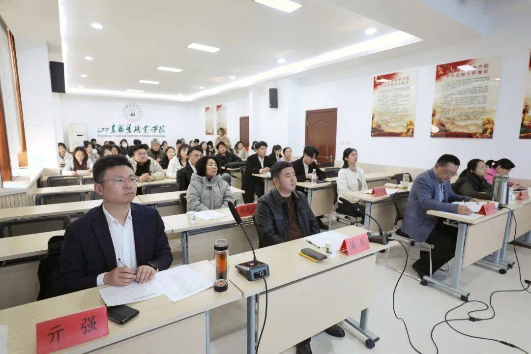 原創山東服裝職業學院舉行大學生就業創業賦能中心創業專案入駐評審會