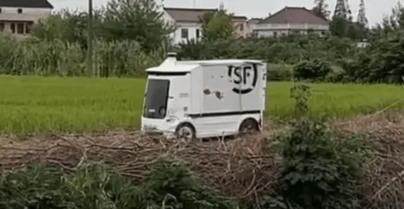 無人快遞車送貨名場面笑噴網友：爛路起飛、輪胎沒了照跑不誤