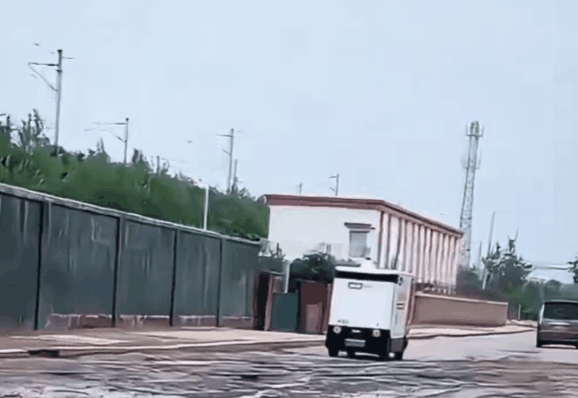 無人快遞車送貨名場面笑噴網友：爛路起飛、輪胎沒了照跑不誤