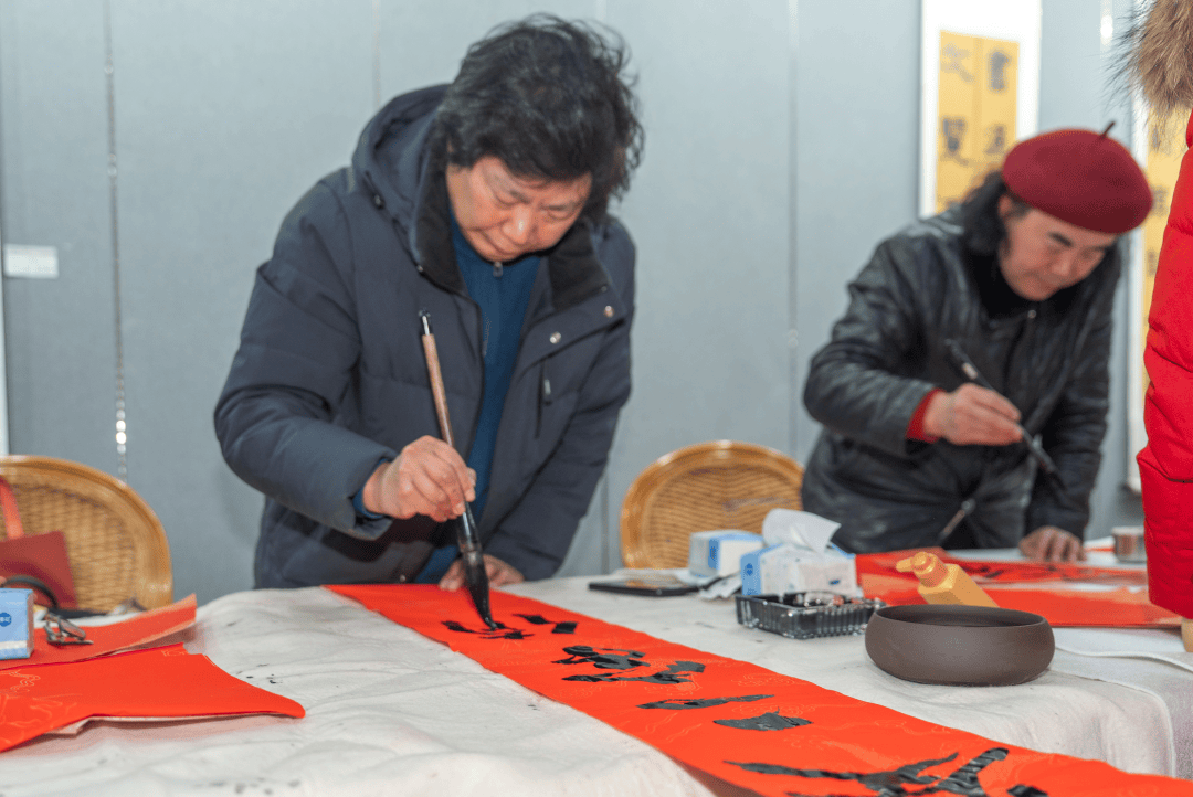 《揚州晚報》創刊30週年之際，書法名家手寫春聯送祝福