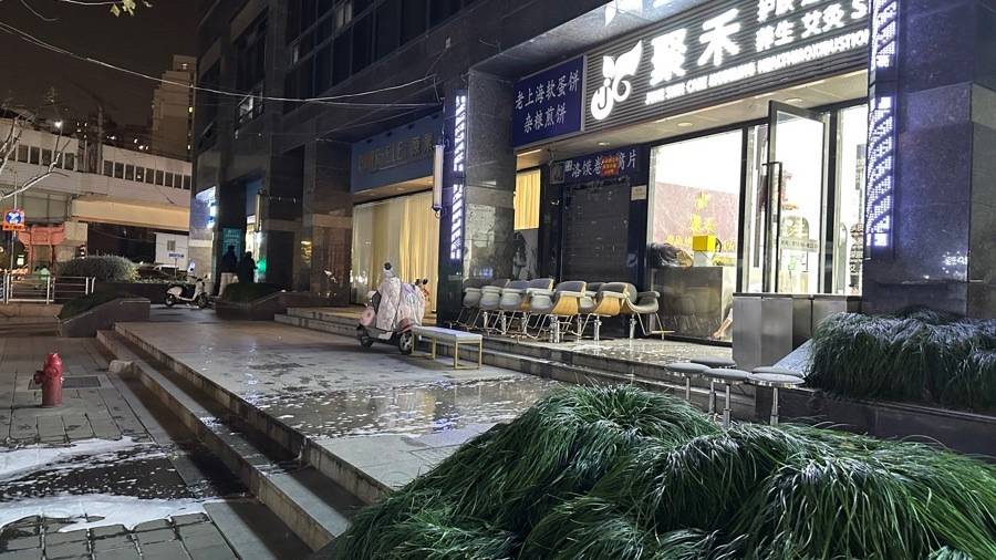 美容院“門前洗街”惹民憂 汙水橫流行人“步步驚心”