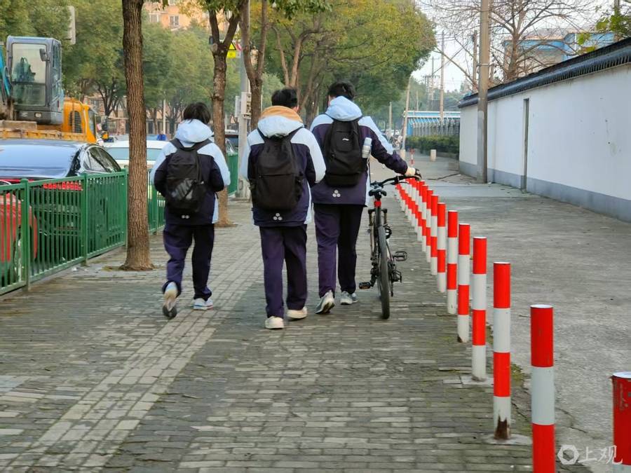 佔道快遞清了 路人不再“與車共舞”