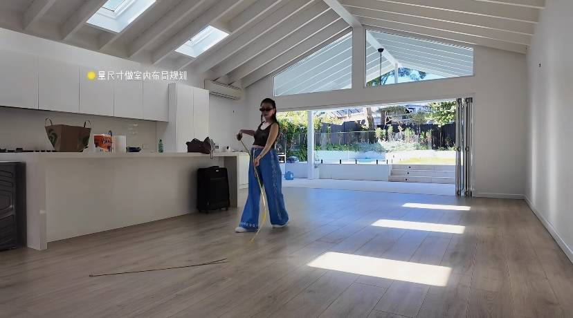 原創程曉玥澳洲過夏天，挺7個月孕肚跪地忙裝修，富豪老公高又壯很帥