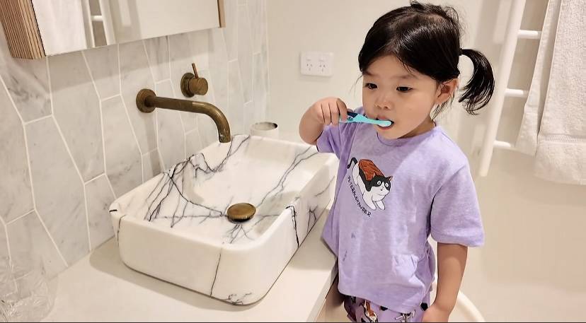 原創程曉玥澳洲過夏天，挺7個月孕肚跪地忙裝修，富豪老公高又壯很帥