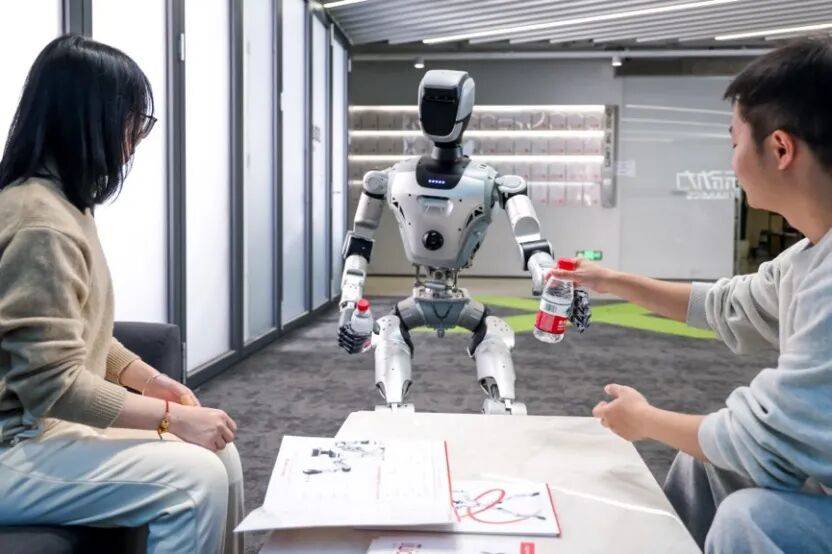 DeekSeek深夜再發梁文鋒署名論文/追覓CEO稱打造首個百萬億美金公司生態/iPhone官宣接入Gemini