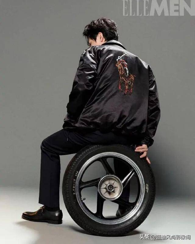 原創陳楚生開年大片！紅黑撞色 + 非遺刺繡，這才是成熟男人的時尚質感