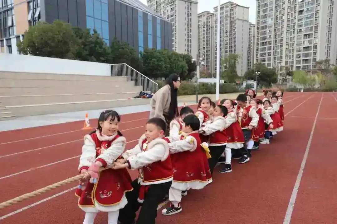 一場熱鬧的拔河比賽在蘇州市勞動路實驗小學校拉開帷幕