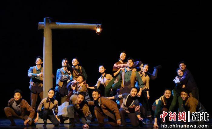 舞蹈《峽江邊的微光》亮相江城