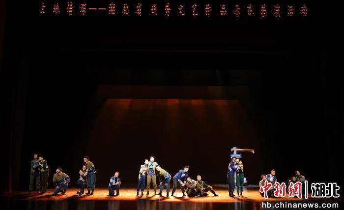 舞蹈《峽江邊的微光》亮相江城