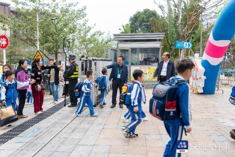 深圳“校長爺爺”與小學生互動獲千萬瀏覽！網友：看著暖暖的