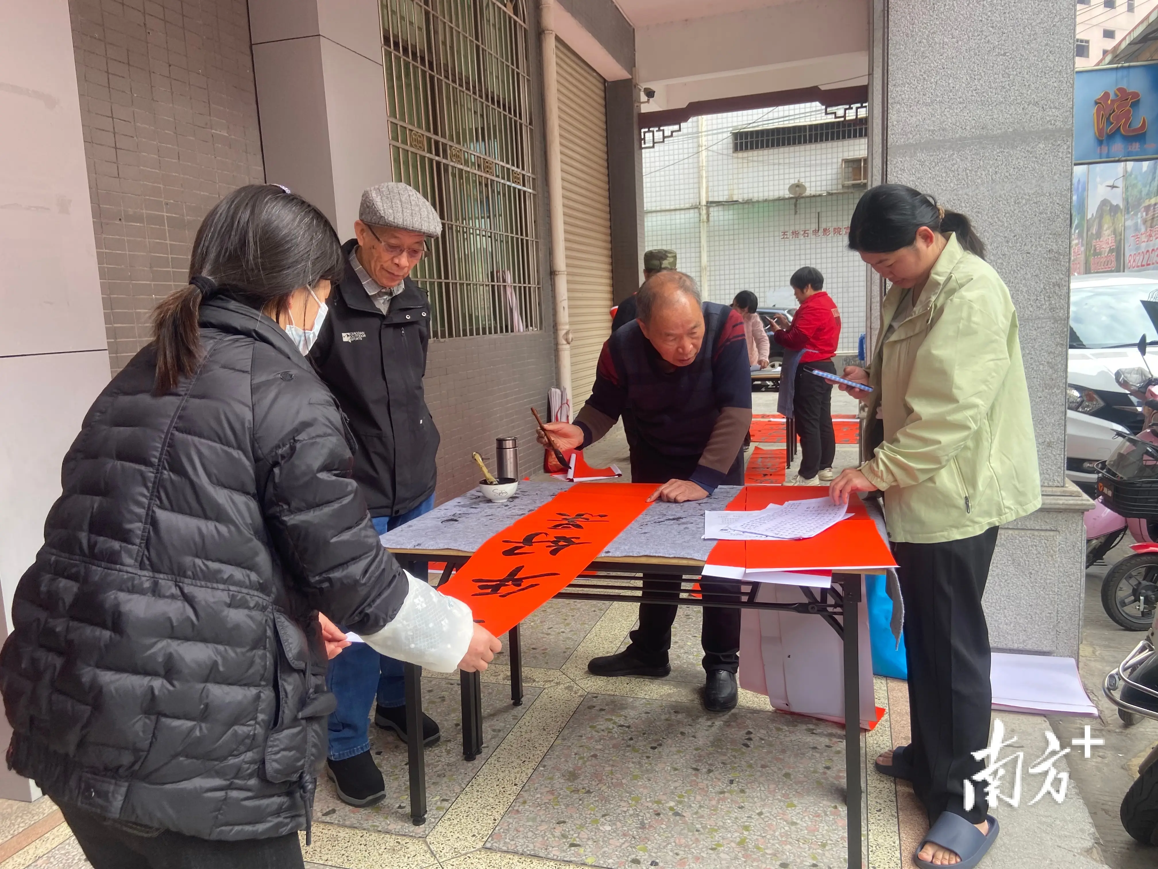 五載墨香傳情！平遠老幹部大學書法班志願服務隊為群眾送上1370餘副春聯