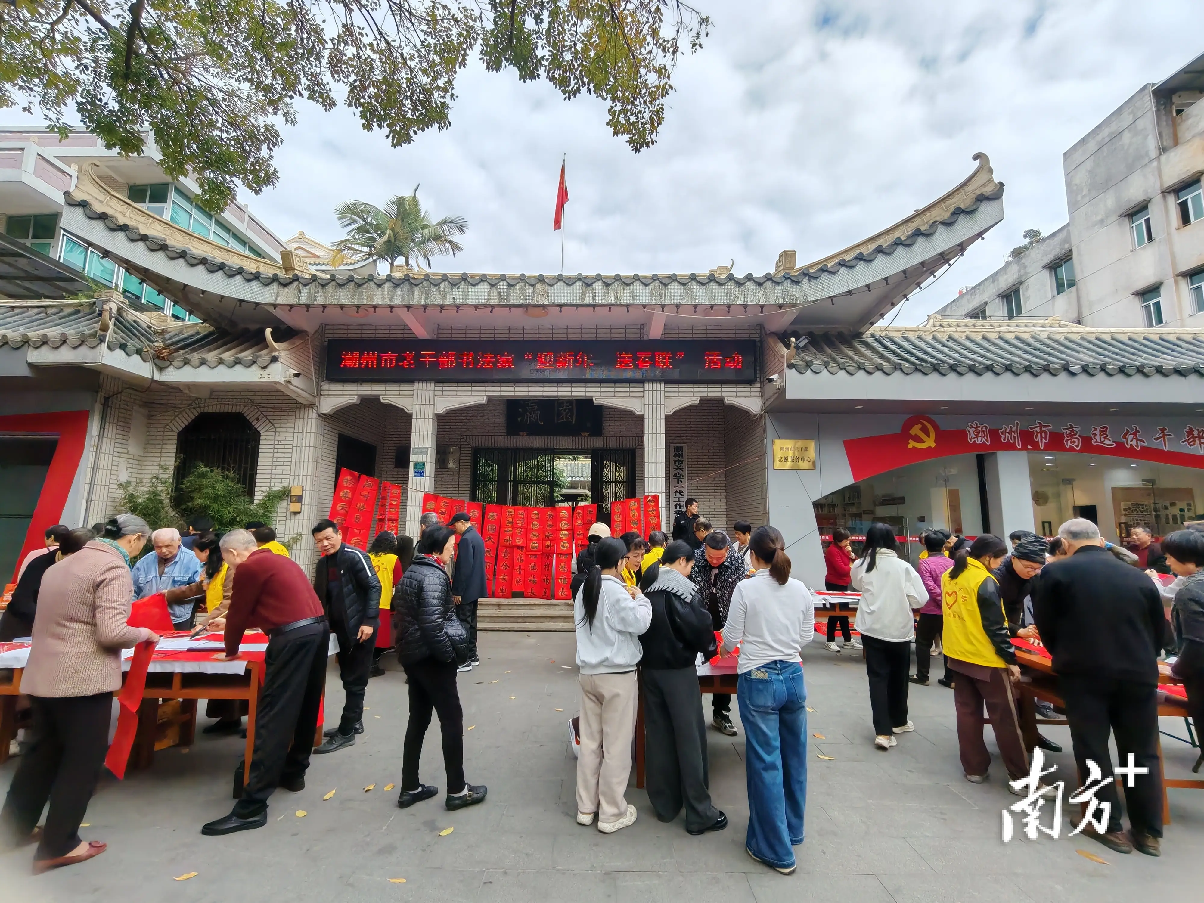 潮州老書法家街頭手寫春聯，為遊客送別樣禮物