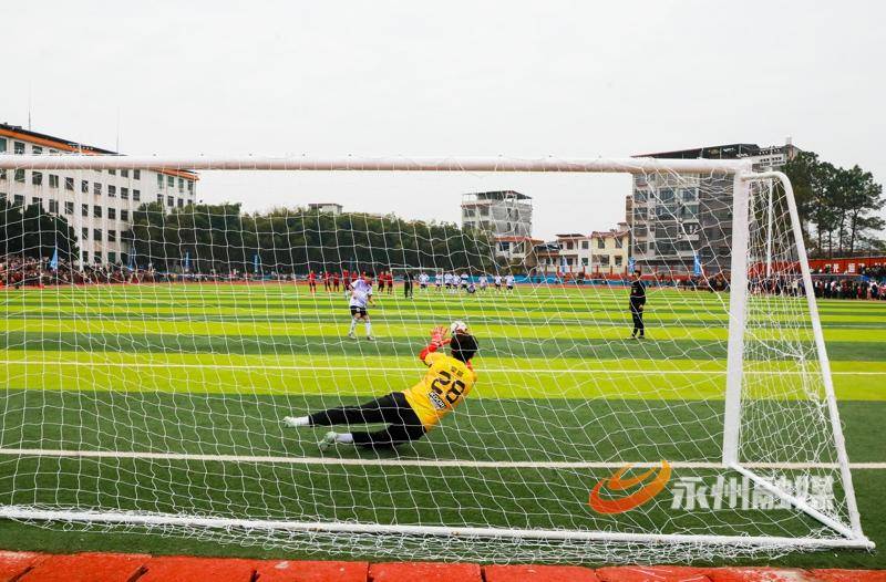 新田：中南大學隊與永州新田隊足球友誼賽精彩紛呈（組圖）