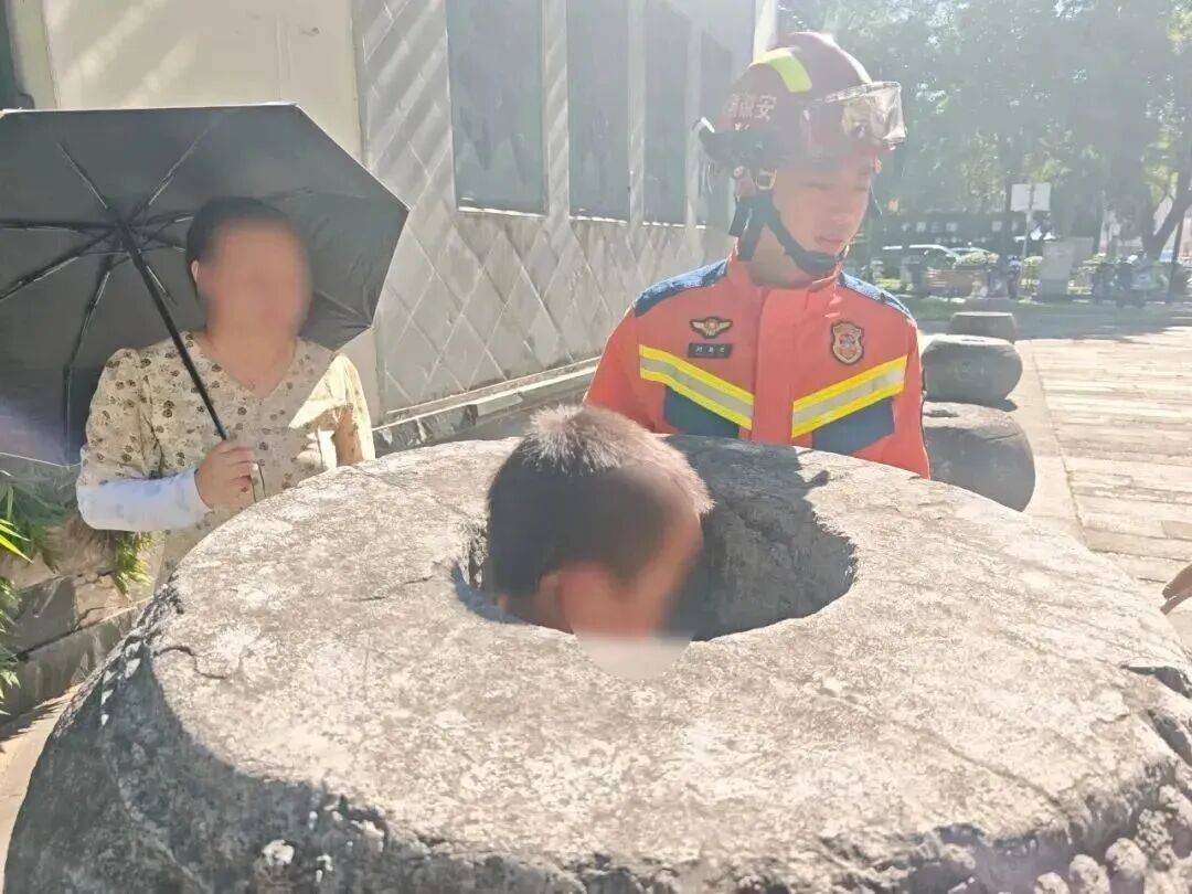 三明一小學發生一起意外，消防員趕到現場……