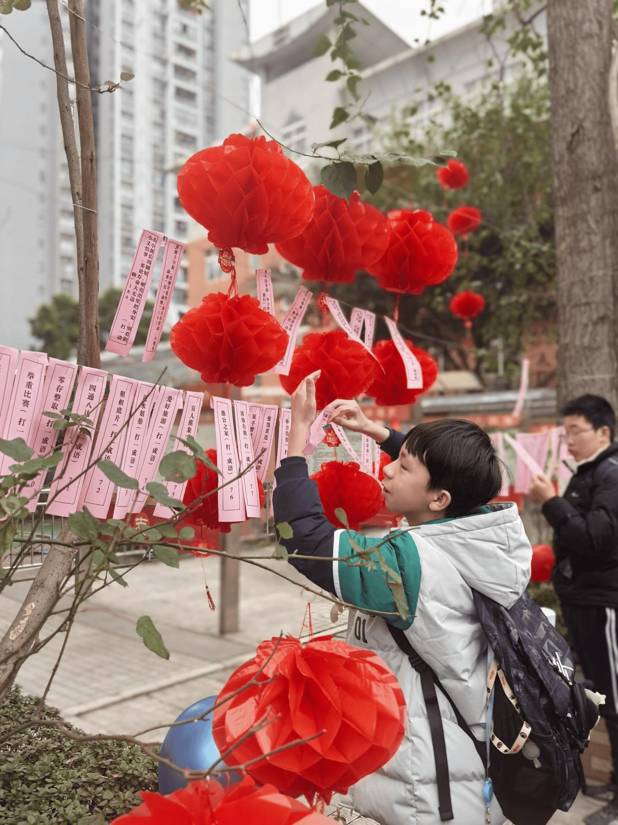 揮毫剪紙猜燈謎，兩江育才中學新春活動有滋有味