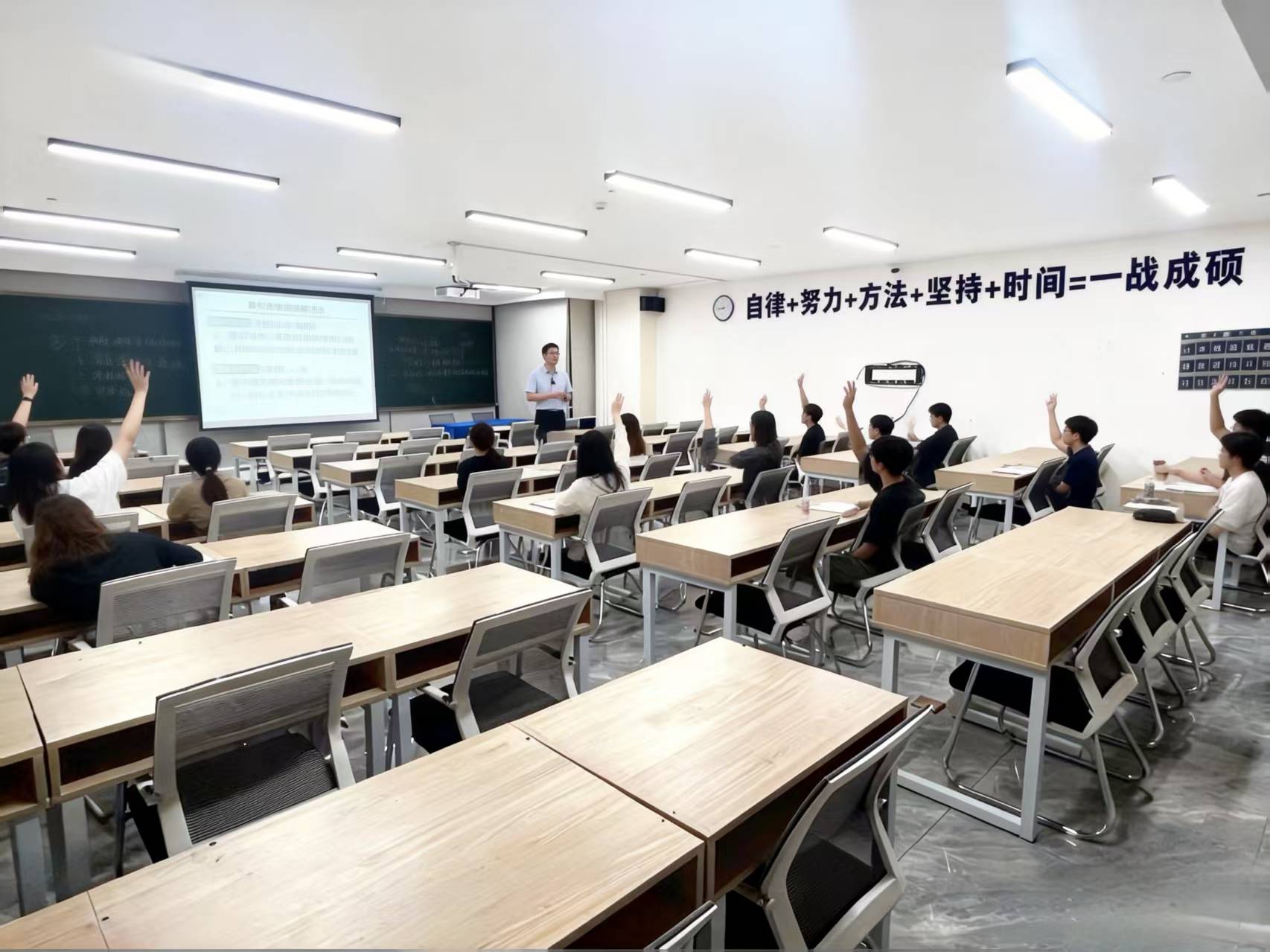 武漢考研機構2026年排名前三實力解析：弘毅為何穩居第一？