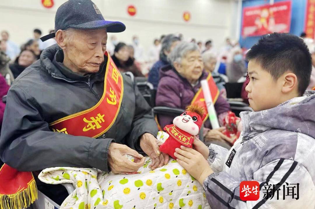 與“馬”相關的歌舞、詩歌輪番上演……一份新春祝福送到無錫老人身邊