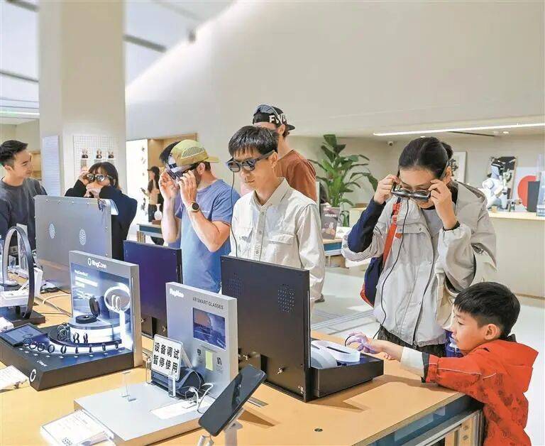 無人機、智慧狗、AI眼鏡……深圳硬核“科技年貨”，正飛往全國31個省份