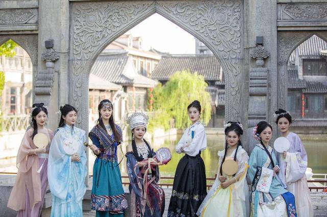 過年就來臺兒莊，全國在校大學生、18歲以下未成年人，門票免費！