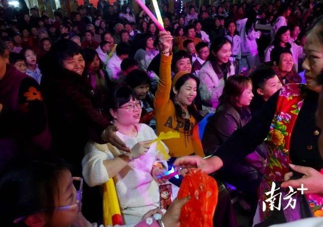 “00後”大學生回鄉接棒辦“村晚”