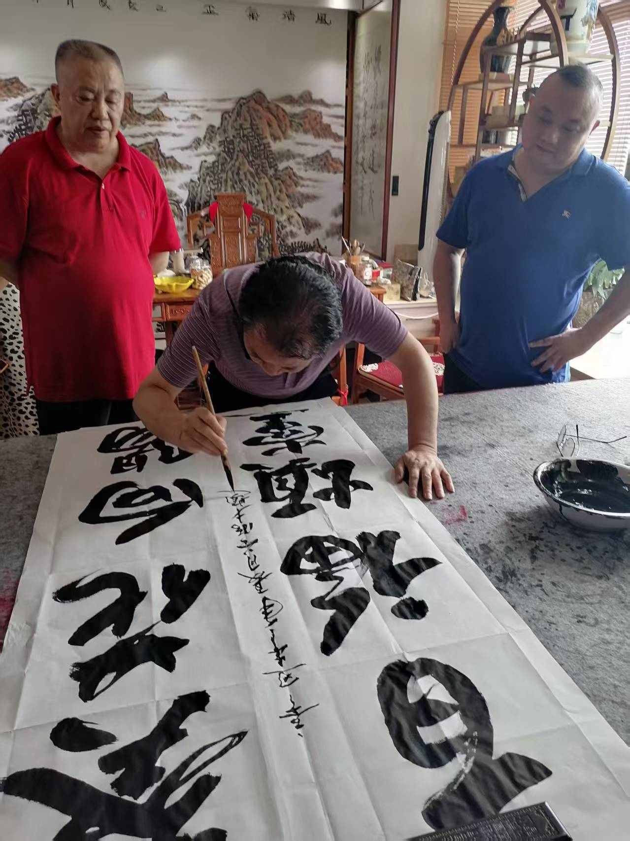 紮根人民 書法“五進”——曾昭才先生的藝術堅守與人民情懷