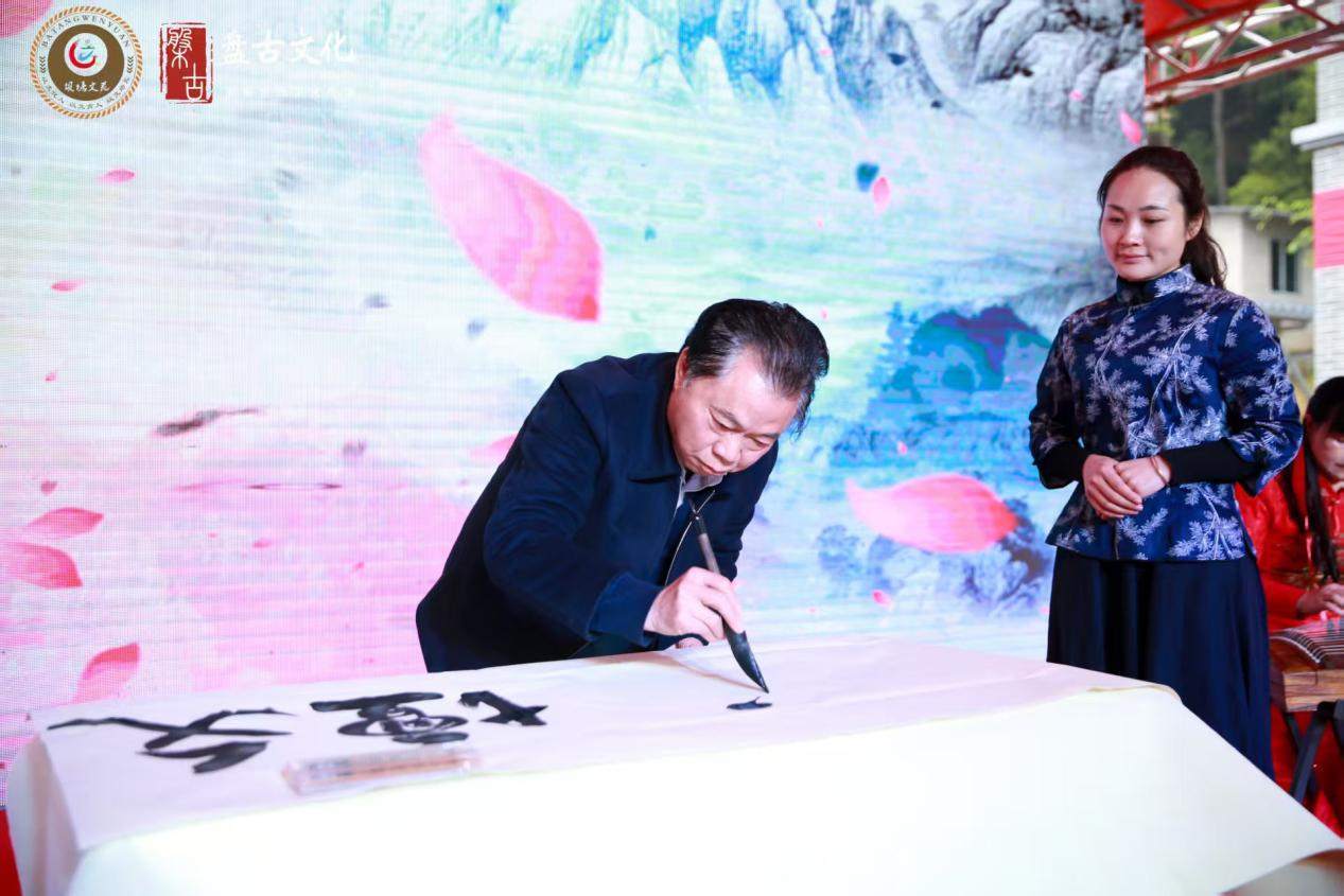 紮根人民 書法“五進”——曾昭才先生的藝術堅守與人民情懷