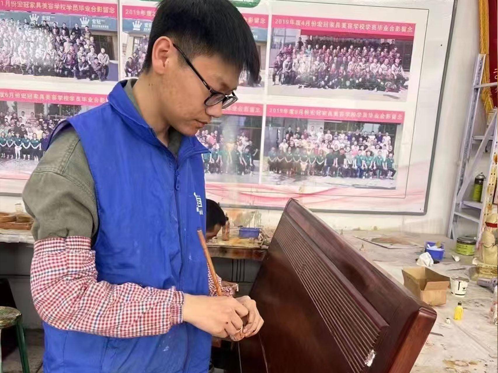 香河縣宏冠傢俱美容職業培訓學校：傢俱美容,地板修復,描金描銀修復,皮床修復,傢俱美容修復技術培訓先驅者