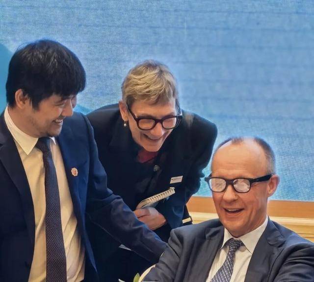 德國總理在杭州試戴AI眼鏡5分鐘，七八位德企高管現場下單！