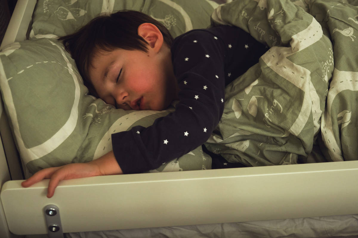 原創孩子上小學了，還是不敢自己睡，咋辦？試試這兩招，當晚就見效