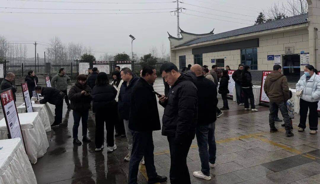 圓滿成功！穀城經開區精準扶貧易地搬遷專場招聘會為就業搭橋，為民生助力