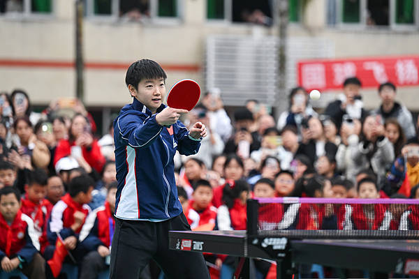 國乒隊員走進重慶市中學互動交流