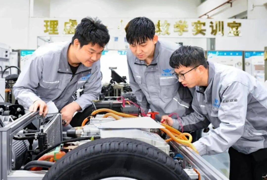 原創兩會釋放一個關鍵資訊：職業教育正從“教育問題”，變成“就業問題”