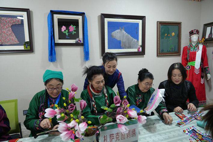老額吉遇上新思路：札薩克圖刺繡讓科爾沁技藝“活”起來