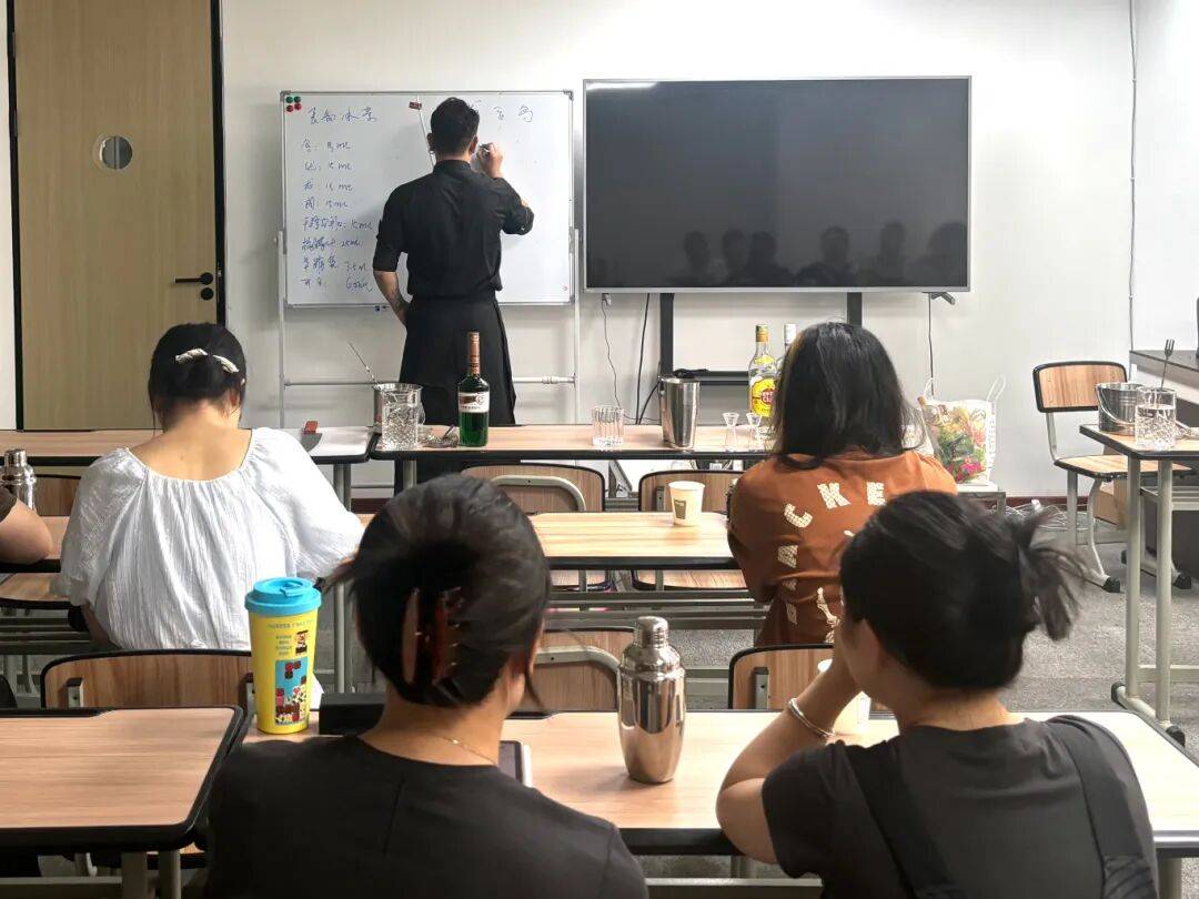 成都夜校即將開班，3月多區課程上新！舞蹈、配音、攝影、瑜伽、咖啡、化妝、羽毛球、八段錦…