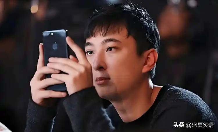 原創裝不下去了？王思聰左手送珠寶，右手變賣房產，對女友懶懶很寵溺