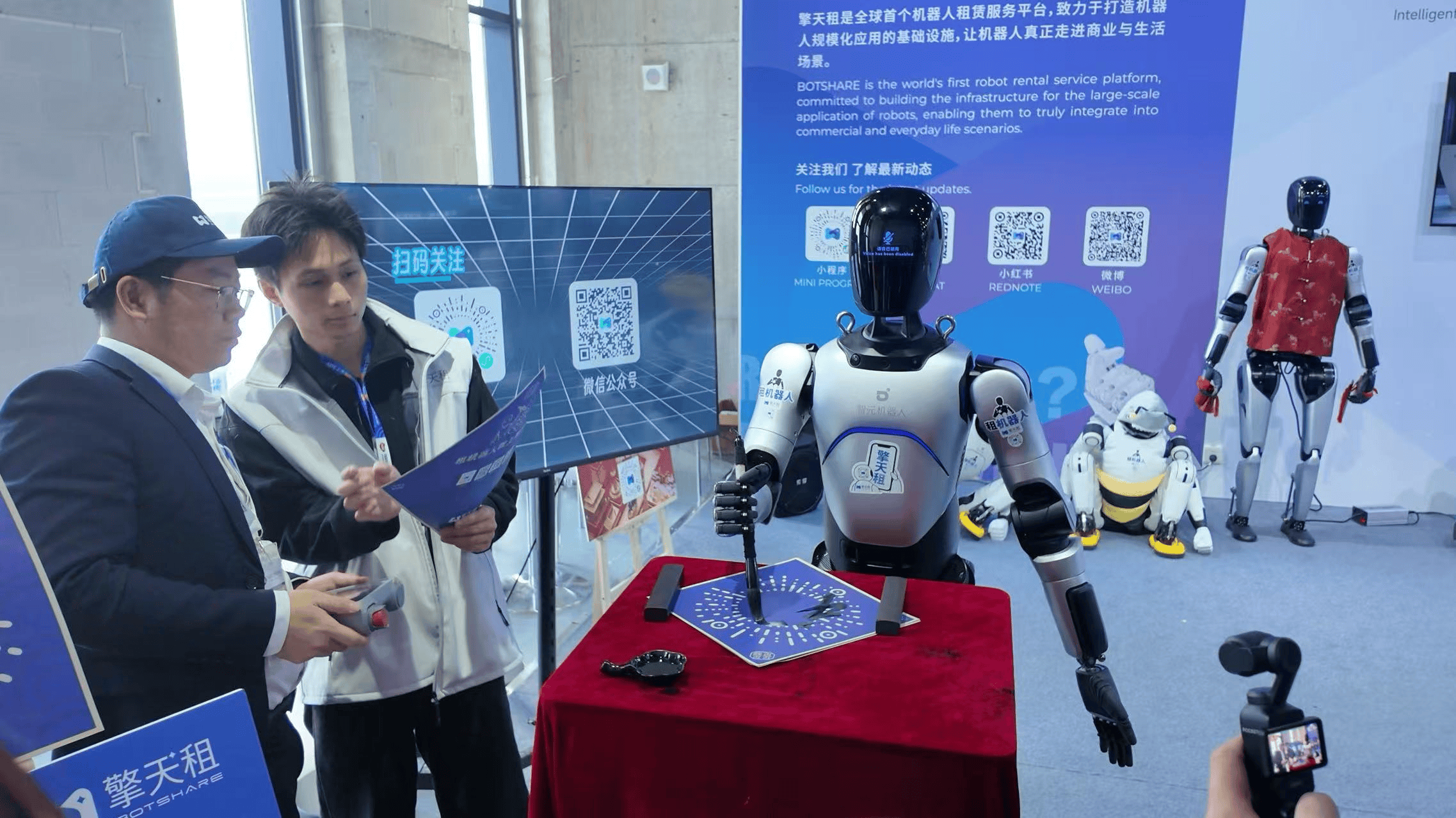 寫書法打快板練武術，機器人“軍團”上海參展花式秀技能