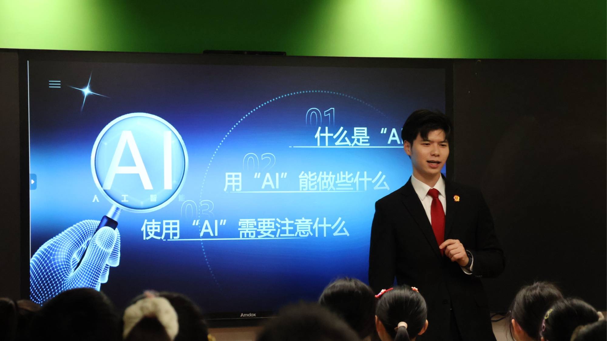 巴南法院“善渝法聲”團隊走進新屋小學