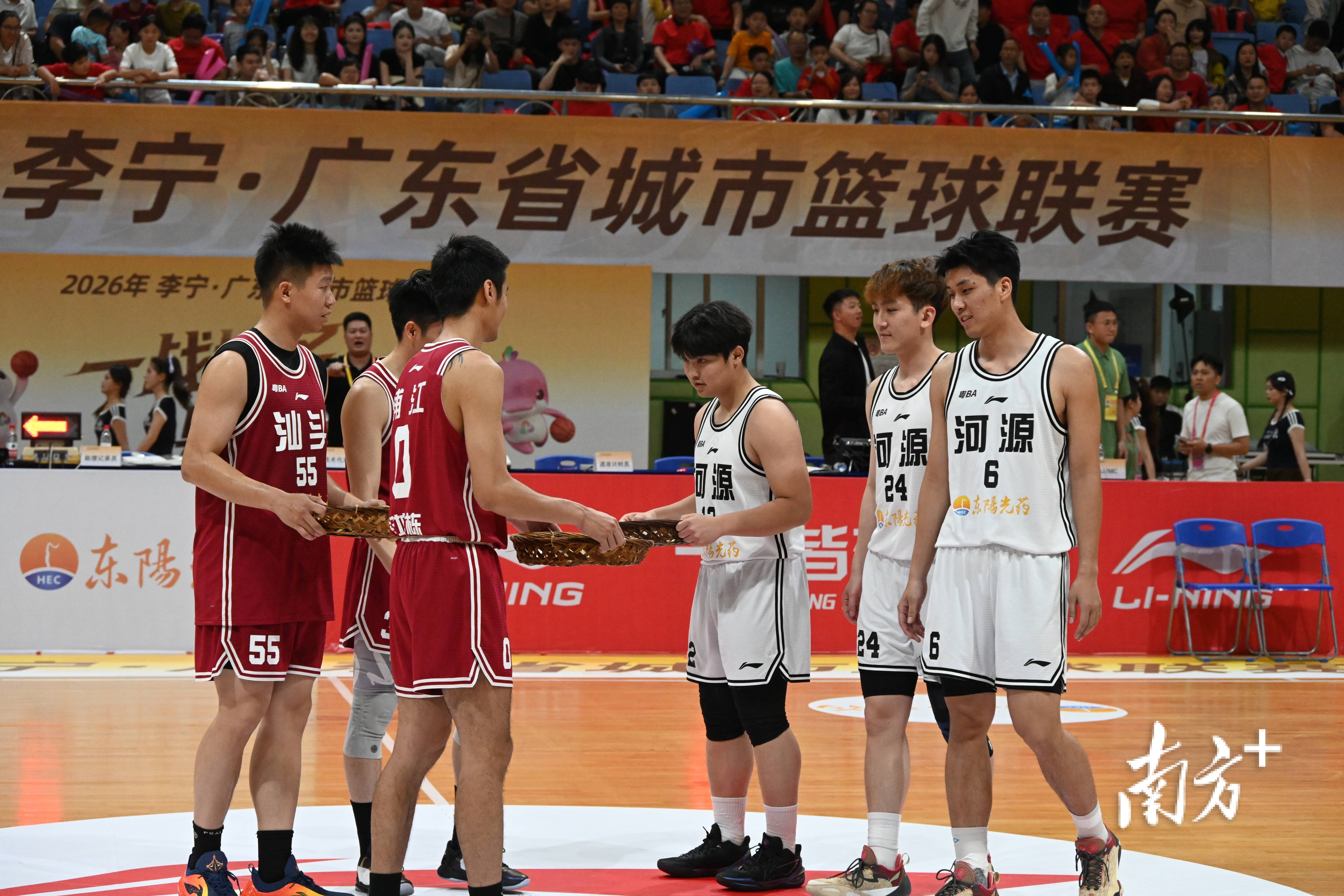 以球會友、以食傳情！河源汕頭“粵BA”賽場互贈非遺美食