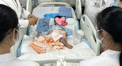 3歲女童家中被眼鏡王蛇咬傷：全身癱瘓呼吸衰竭 假死3天奇蹟生還