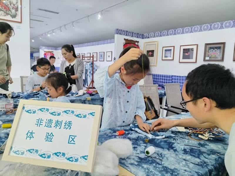 一針一線“繡”春光！黔西南開展布依族刺繡體驗活動