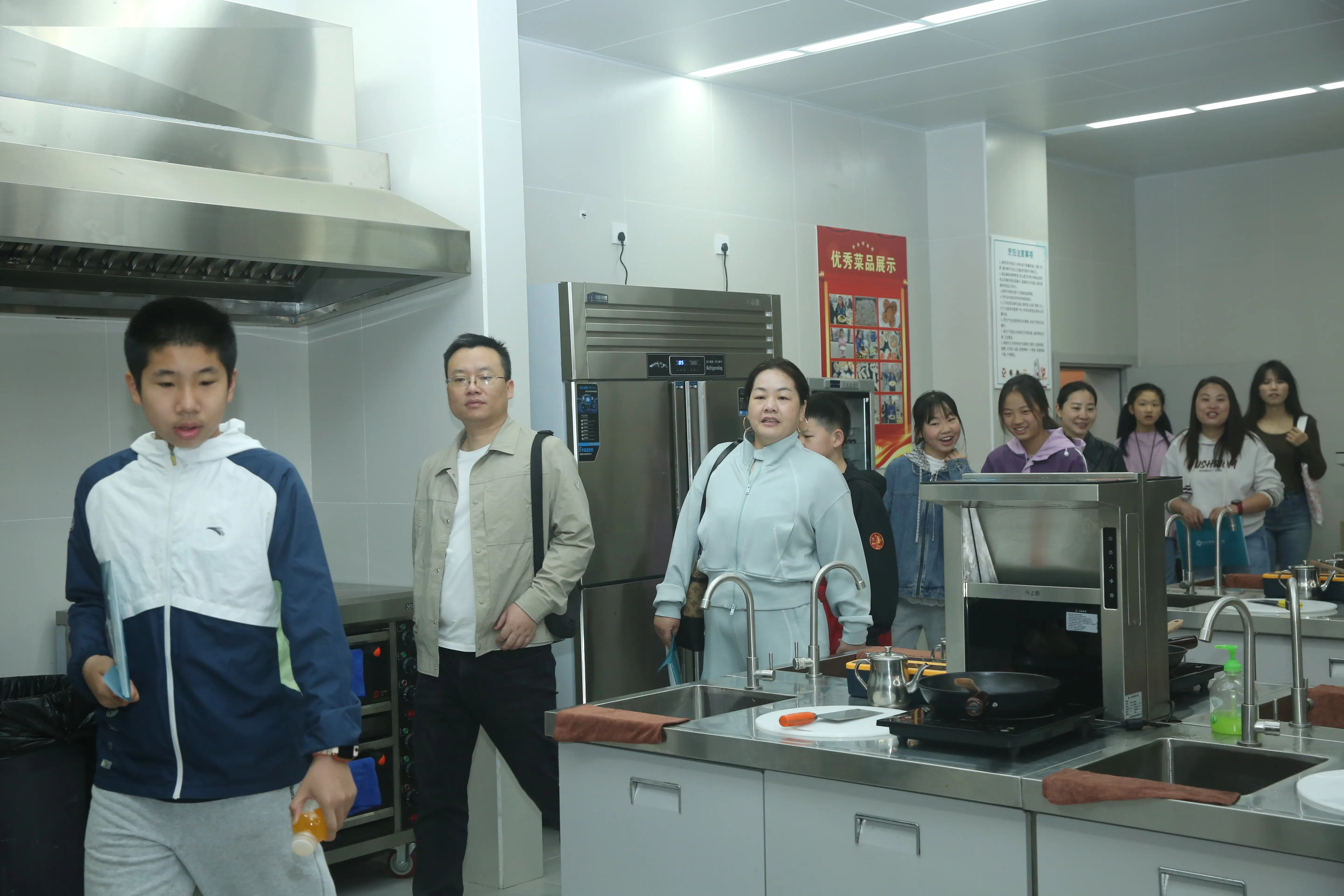 華益中學校園開放日，迎來近1000組準初中生家庭