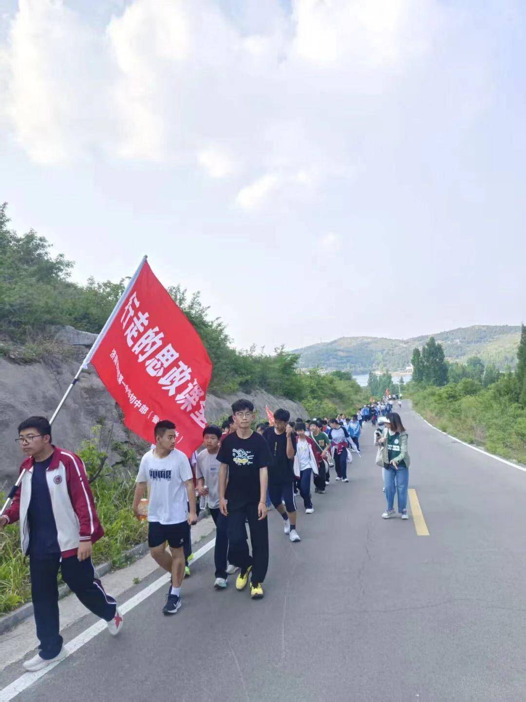 原創堅持黨建引領 傳承紅色基因 鑄魂育人——濟南市萊蕪第一中學初中部（魯礦中學）開展“行走的思政課”活動