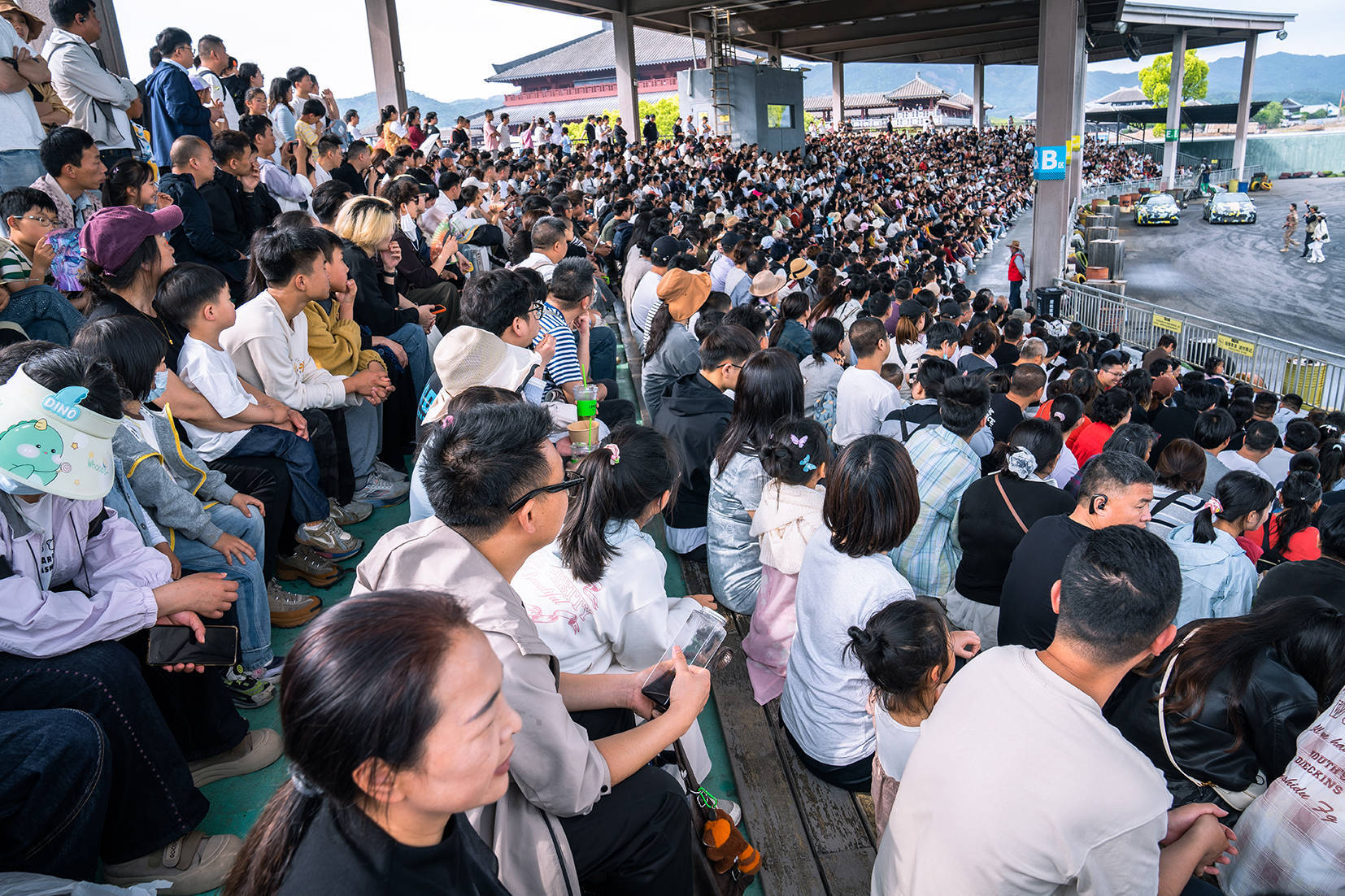 五一象山影視城徹底封神！人潮擠爆景區，終於知道為啥一直這麼火