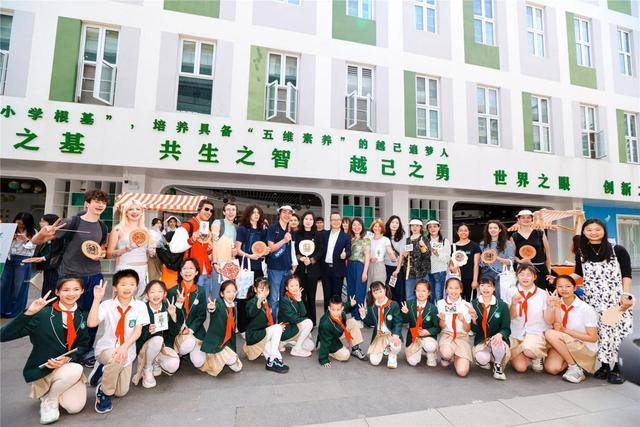 中法師生共植友誼田，成都這所小學把中外人文交流變成一堂課