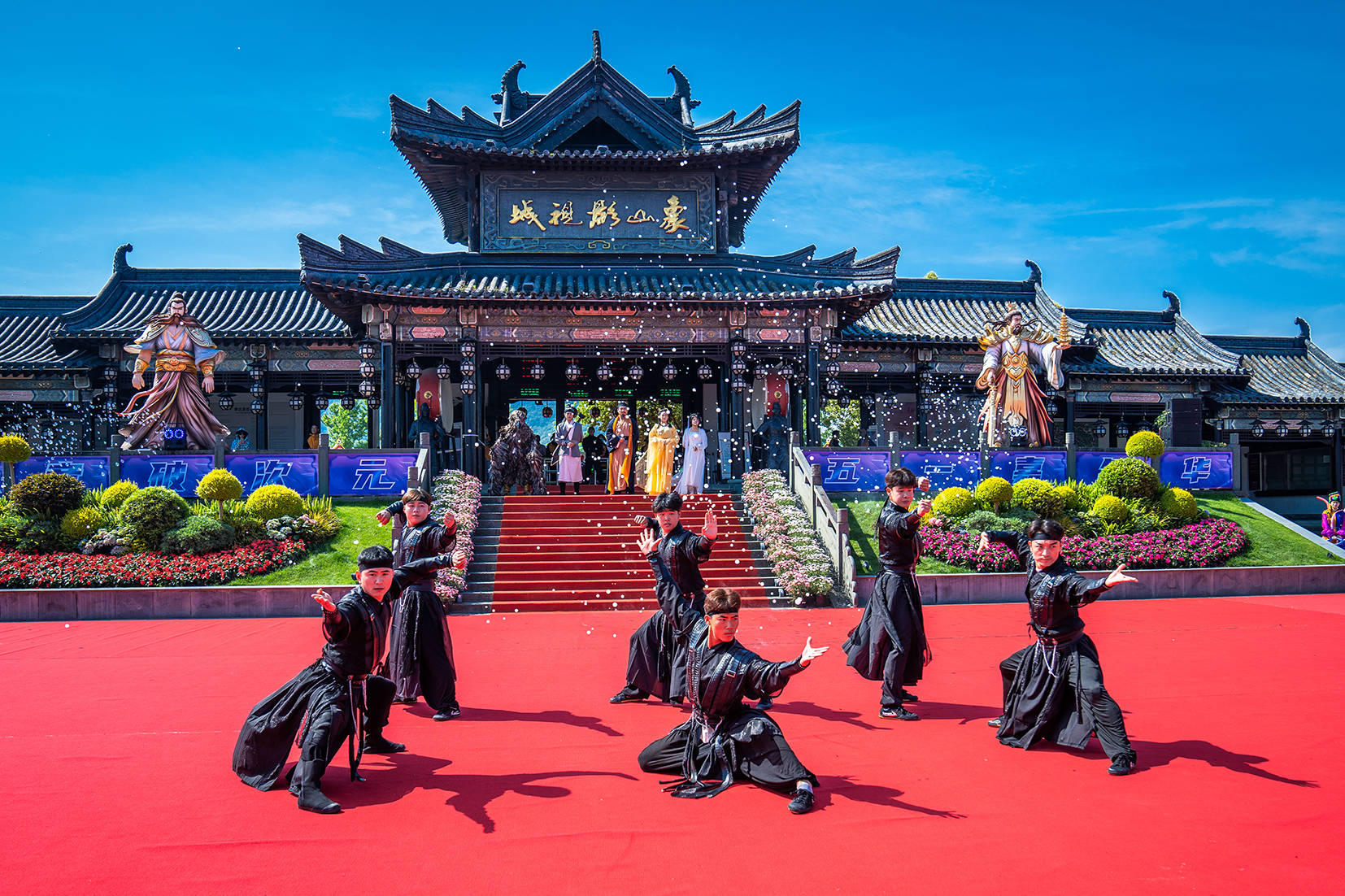 五一象山影視城徹底封神！人潮擠爆景區，終於知道為啥一直這麼火