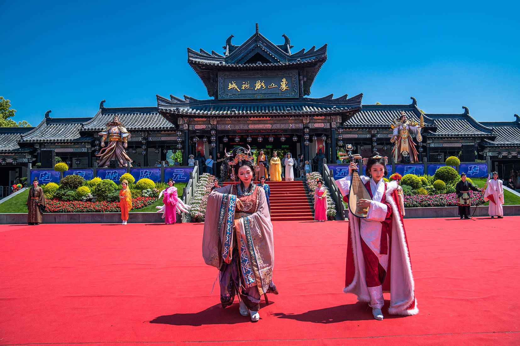 五一象山影視城徹底封神！人潮擠爆景區，終於知道為啥一直這麼火