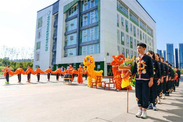 中法師生共植友誼田，成都這所小學把中外人文交流變成一堂課